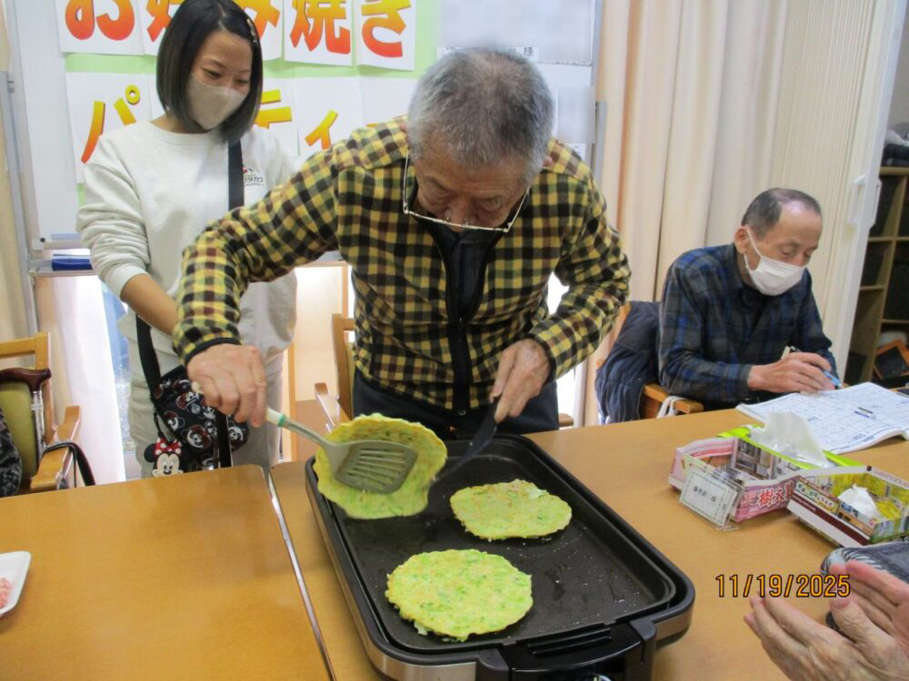 静岡市葵区グループホーム_おやつにお好み焼き