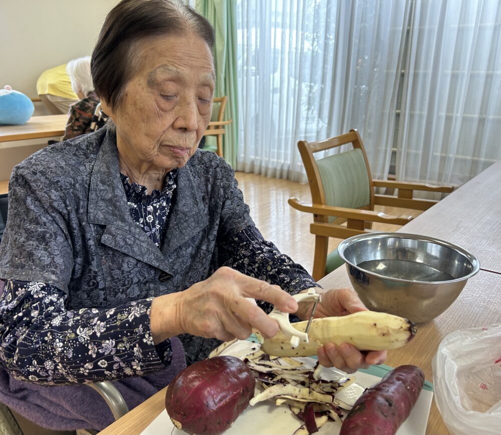 富士市グループホーム_サツマイモあんパイ作り