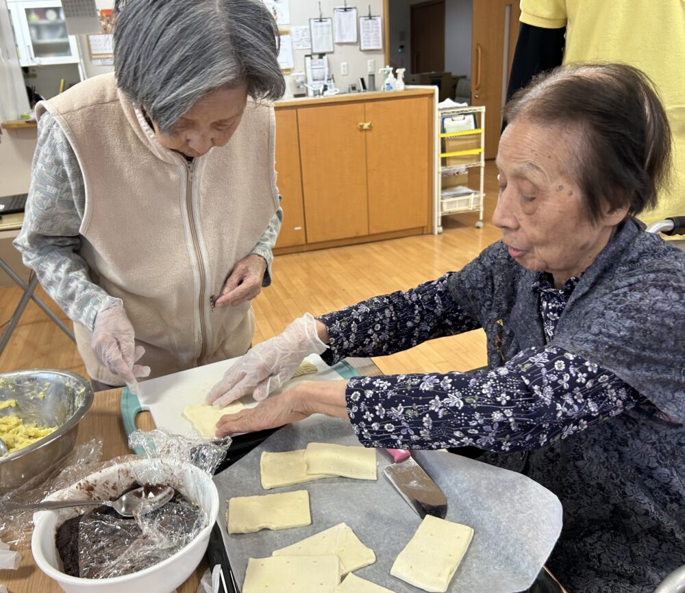 富士市グループホーム_サツマイモあんパイ作り