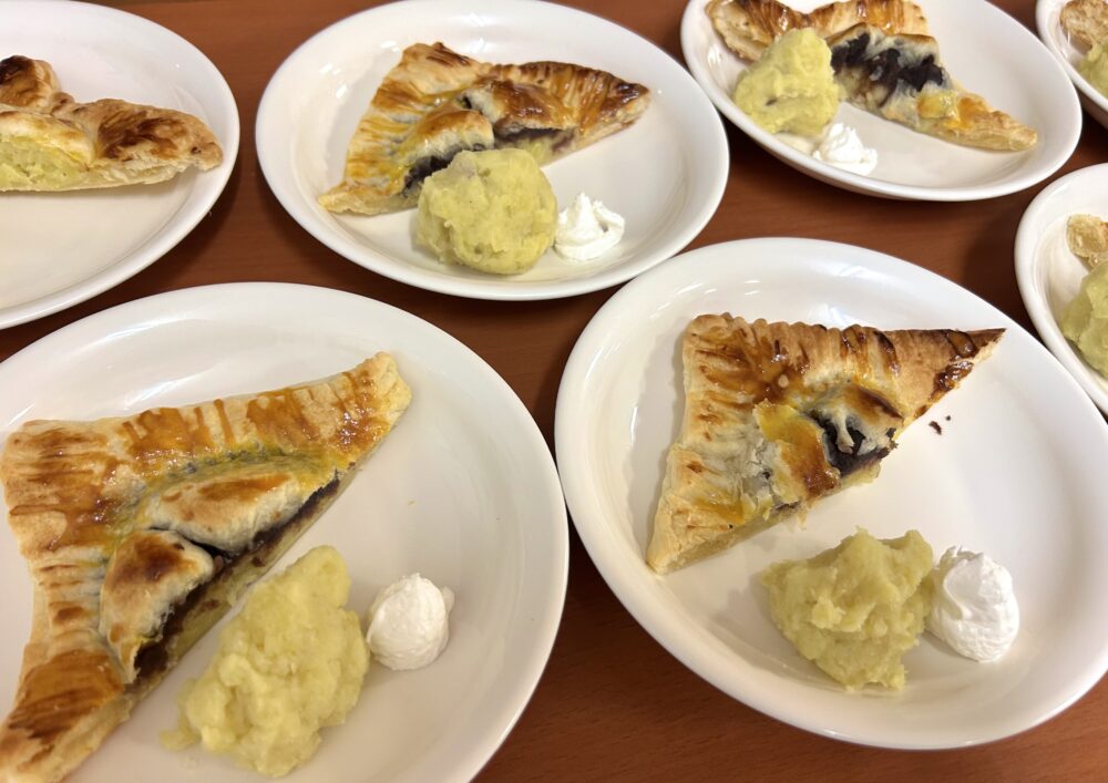 厚原グループホーム サツマイモあんパイ作り