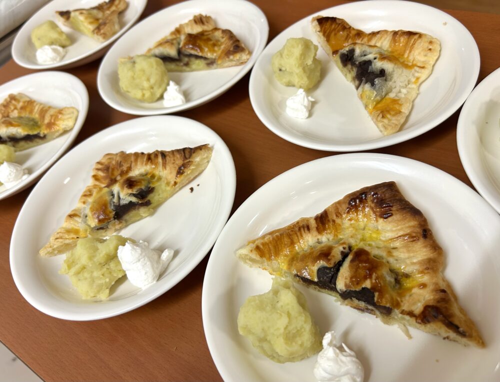 富士市グループホーム_サツマイモあんパイ作り