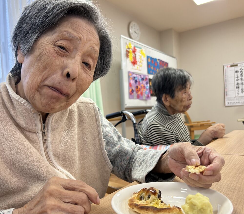 富士市グループホーム_サツマイモあんパイ作り