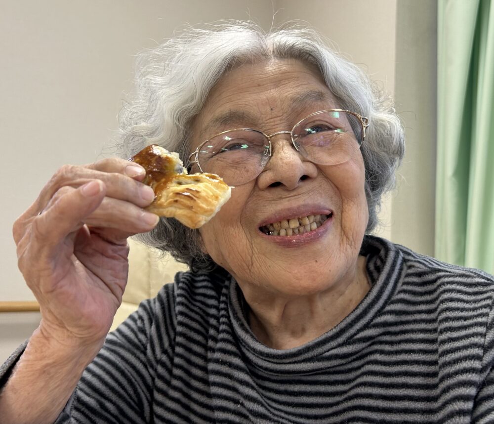 富士市グループホーム_サツマイモあんパイ作り