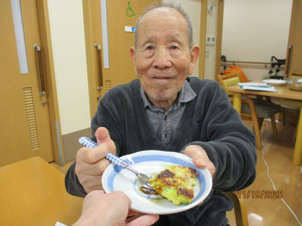 静岡市葵区グループホーム_おやつにお好み焼き