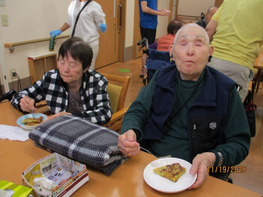 静岡市葵区グループホーム_おやつにお好み焼き