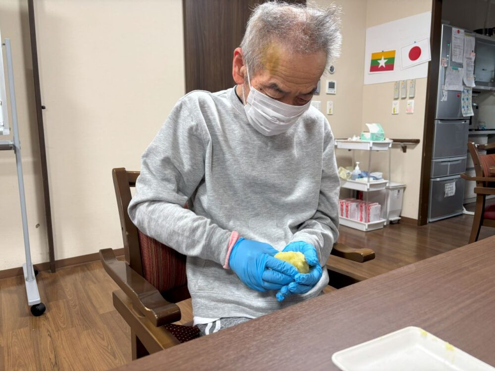 富士市グループホーム_スイートポテト作りを開催