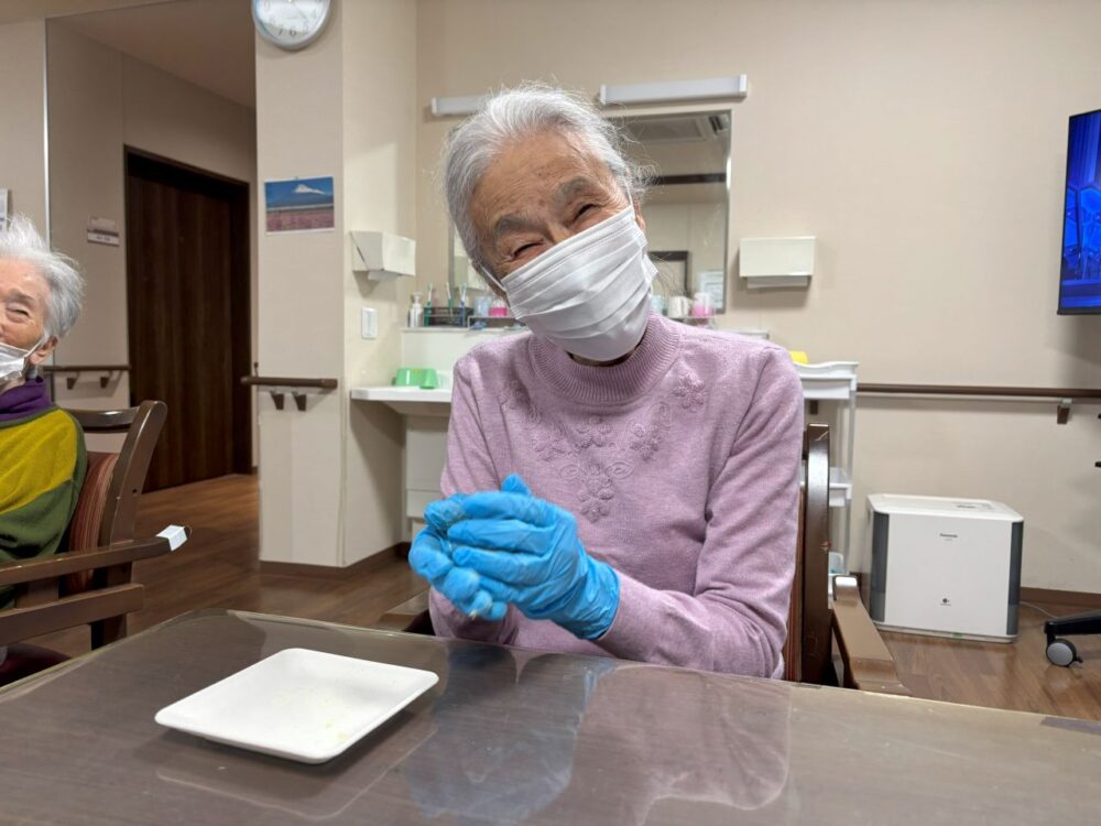 富士市グループホーム_スイートポテト作りを開催