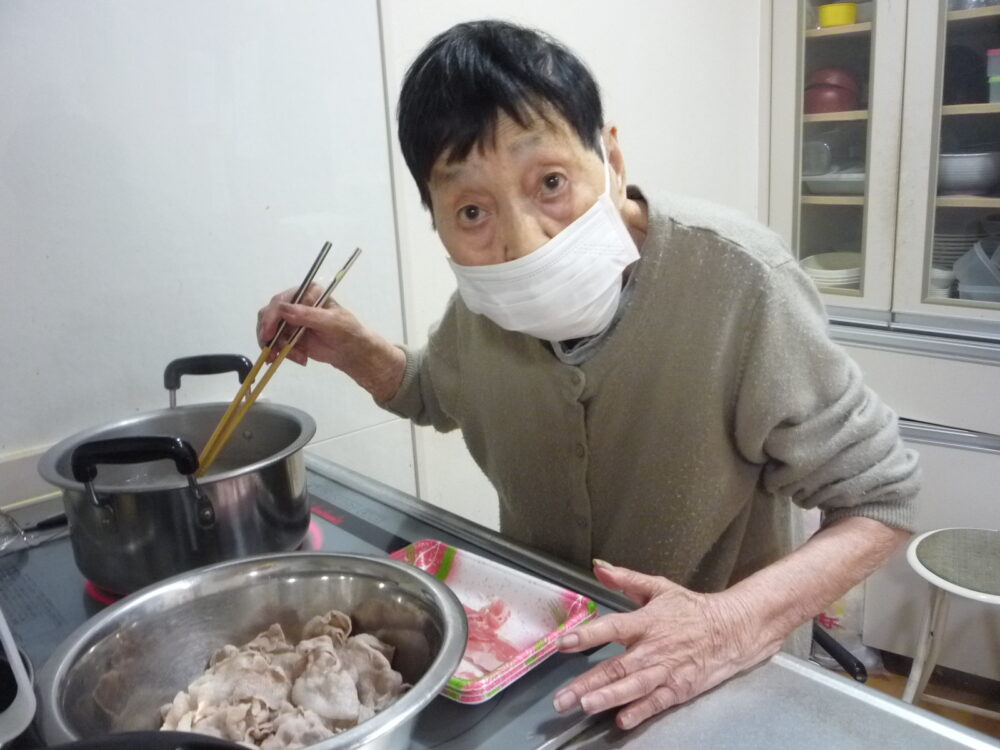 静岡市清水区グループホーム_昼食作りレク豚しゃぶづくり