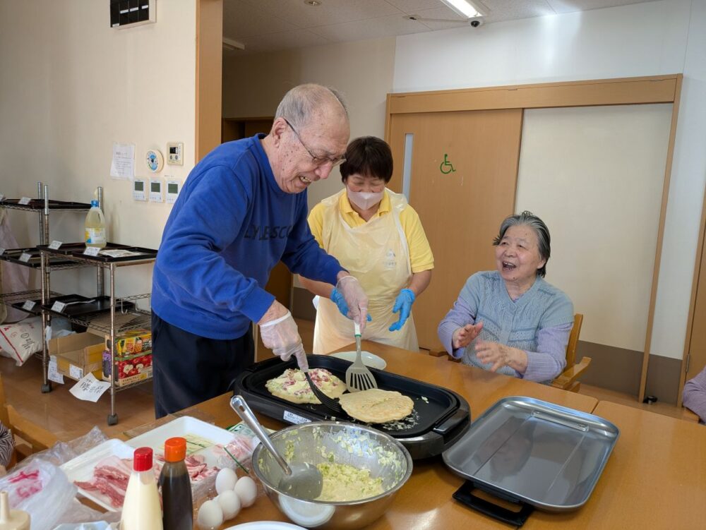西奈グループホーム お好み焼きパーティー ~食のイベント~