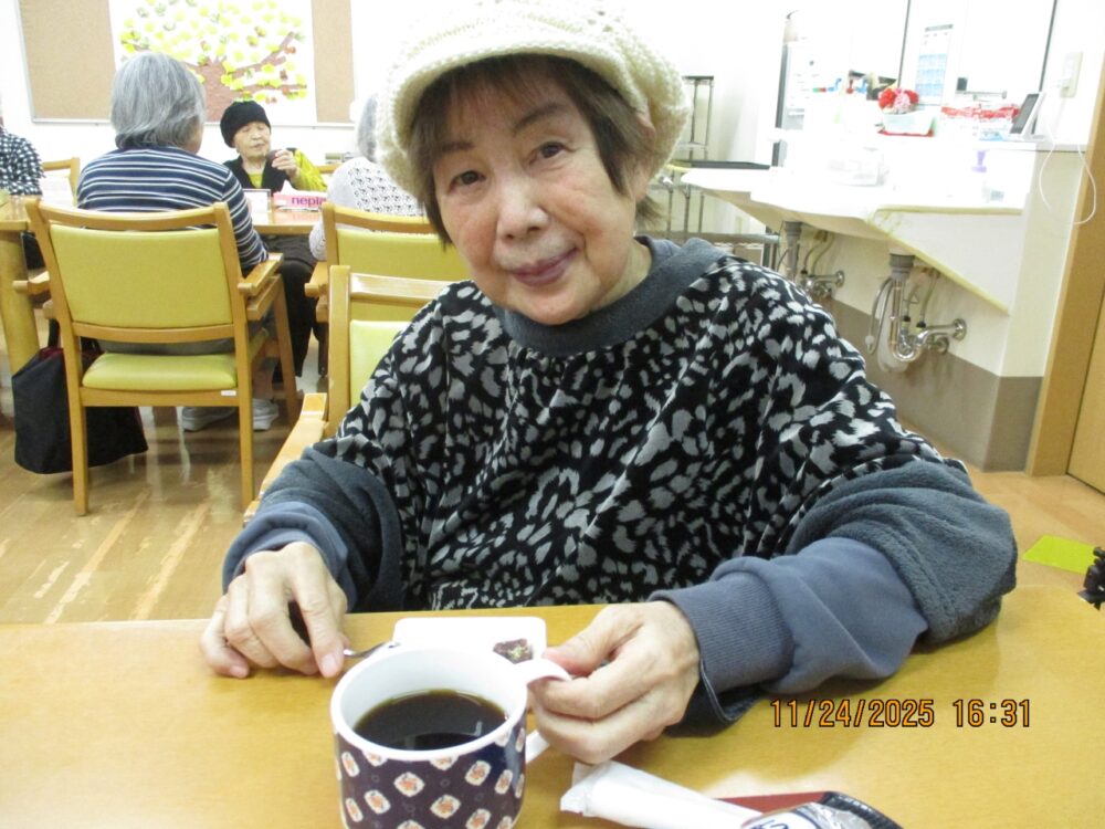 静岡市葵区グループホーム_アロマカフェNisina11月淹れたてコーヒーに秋の味覚を添えて