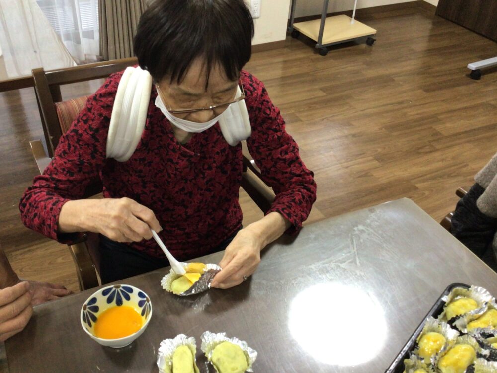 富士市グループホーム_スイートポテト作りを開催