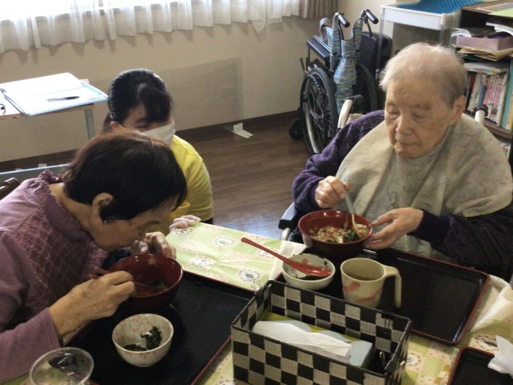 富士市老人ホーム_ビールで乾杯！新年会