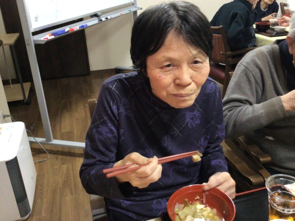 富士市老人ホーム_ビールで乾杯!新年会