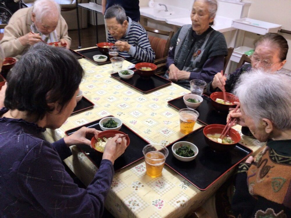 富士市老人ホーム_ビールで乾杯!新年会