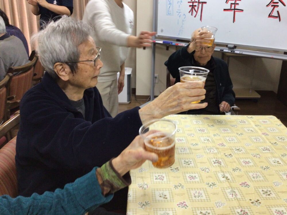 富士市老人ホーム_ビールで乾杯!新年会