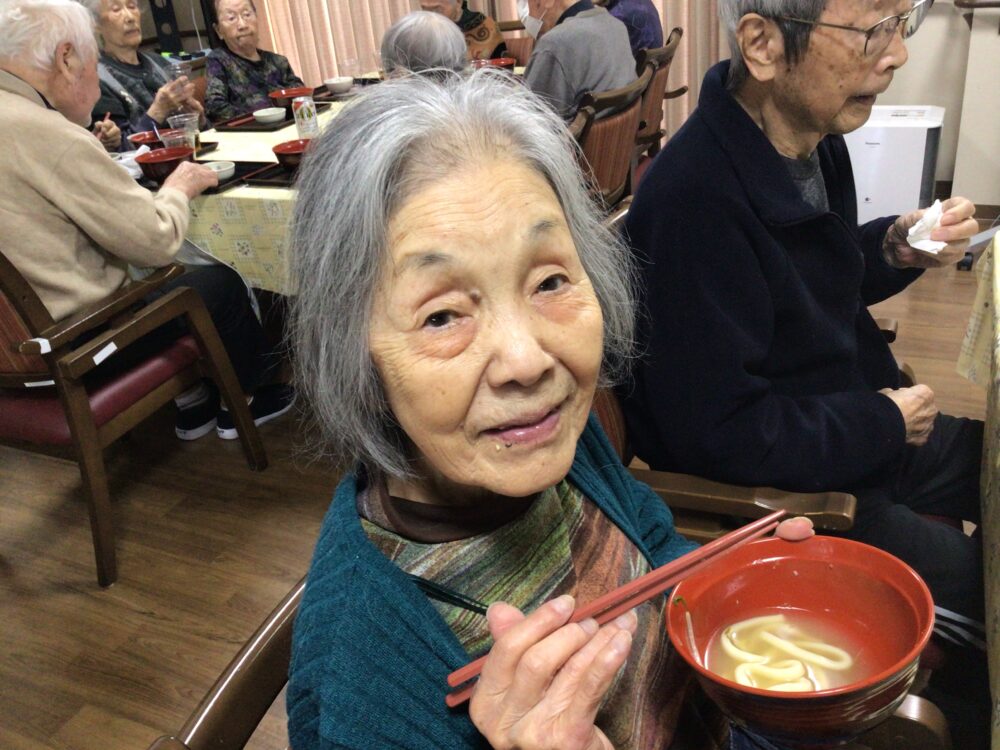 富士市老人ホーム_ビールで乾杯！新年会