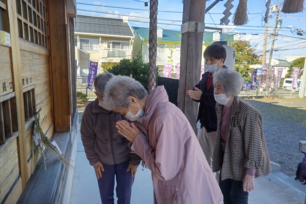 静岡市清水区老人ホーム_書初め＆初詣