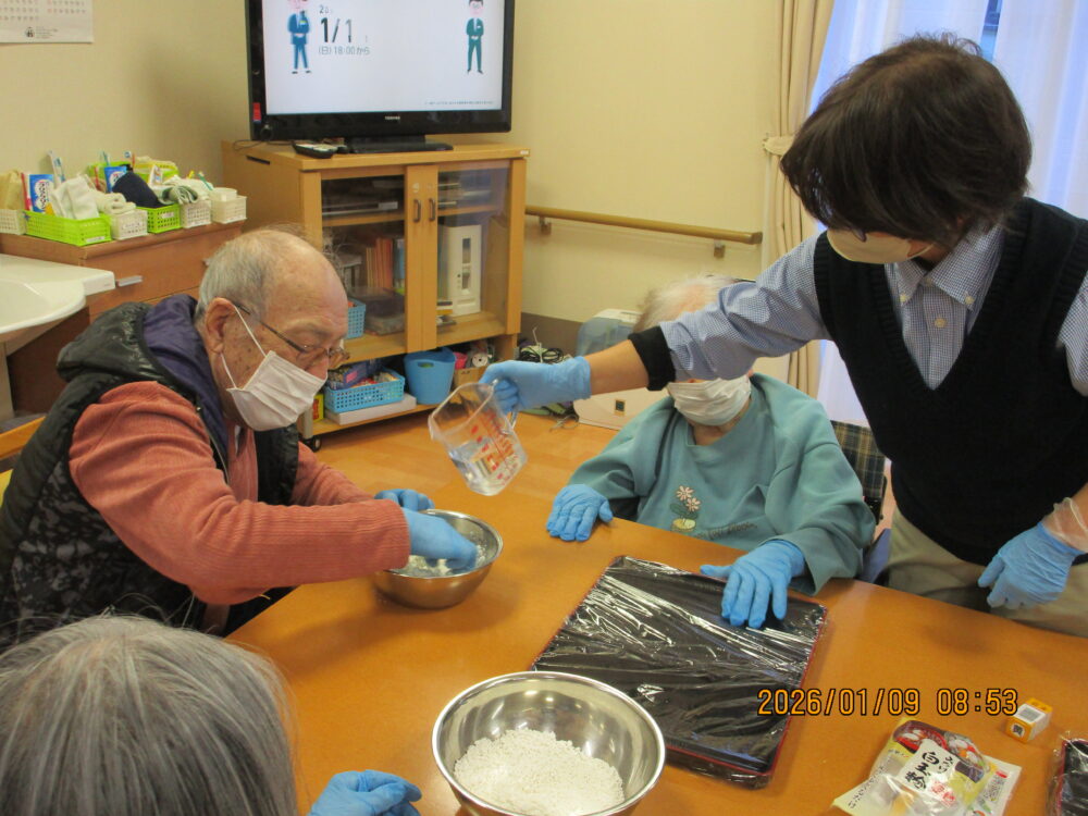 静岡市葵区老人ホーム_~鏡開き~ 白玉ぜんざい作り
