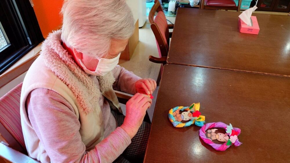 静岡市駿河区老人ホーム_創作クラブ「正月の輪飾りづくり」