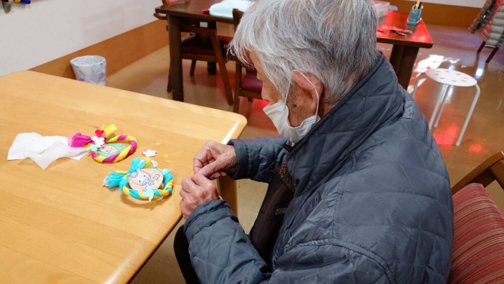 静岡市駿河区老人ホーム_創作クラブ「正月の輪飾りづくり」