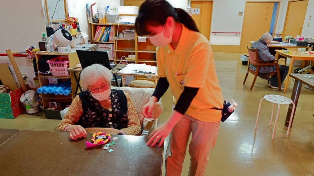 静岡市駿河区老人ホーム_創作クラブ「正月の輪飾りづくり」