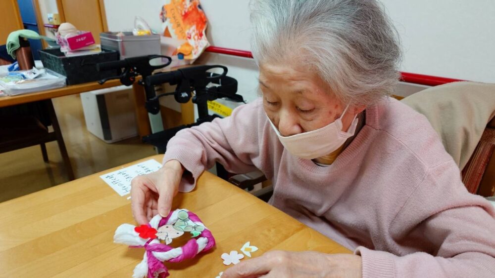 静岡市駿河区老人ホーム_創作クラブ「正月の輪飾りづくり」