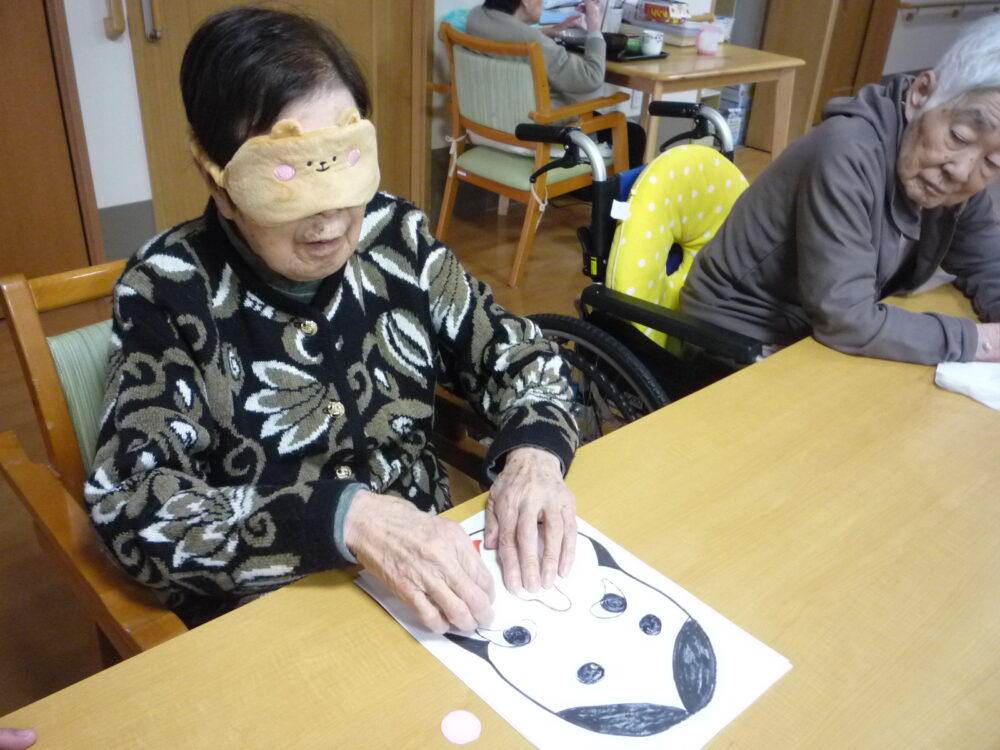 静岡市清水区老人ホーム_みんな福笑いで初笑い