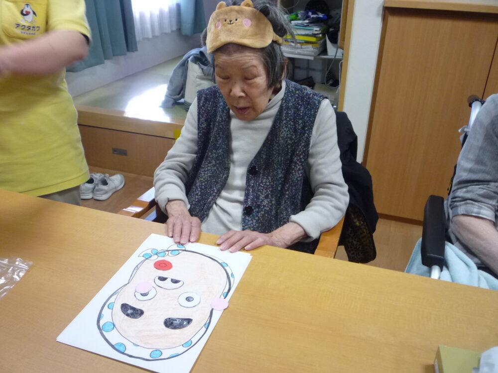 静岡市清水区老人ホーム_みんな福笑いで初笑い