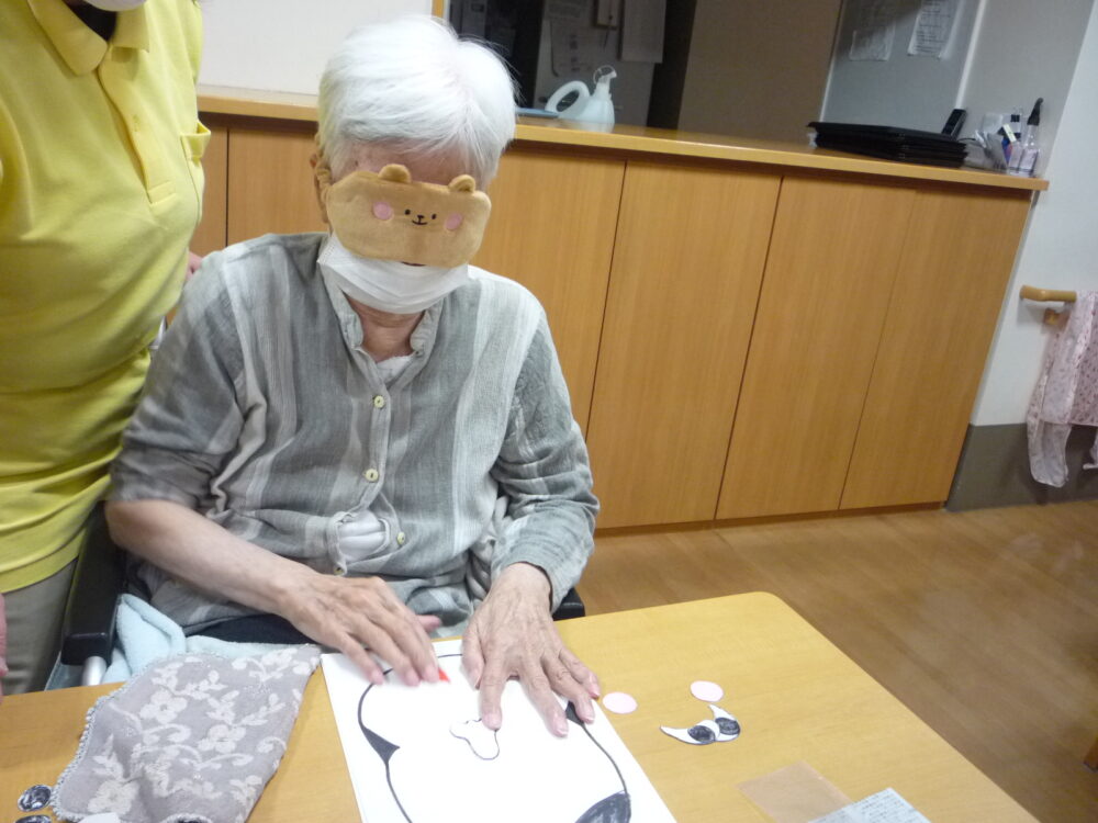 静岡市清水区老人ホーム_みんな福笑いで初笑い