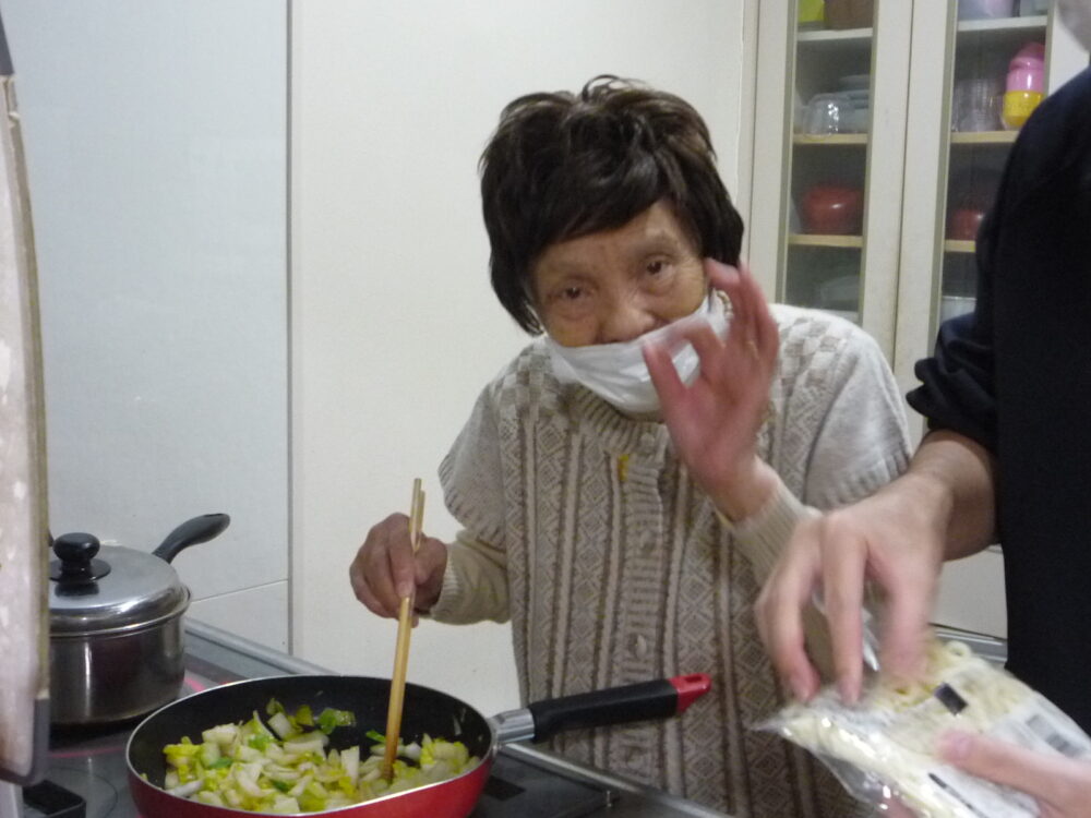 静岡市清水区老人ホーム_昼食作りレク～巻きずしと焼うどん作り～