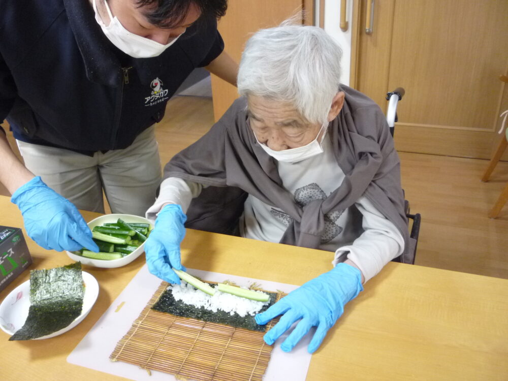 静岡市清水区老人ホーム_昼食作りレク～巻きずしと焼うどん作り～