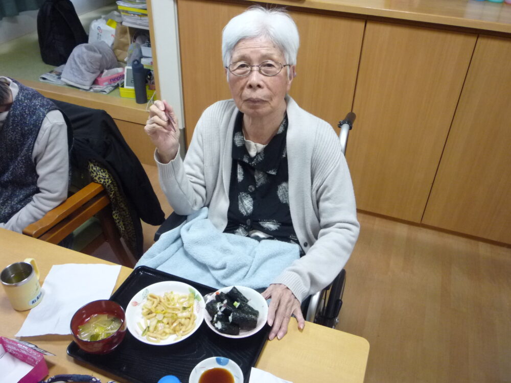 静岡市清水区老人ホーム_昼食作りレク～巻きずしと焼うどん作り～
