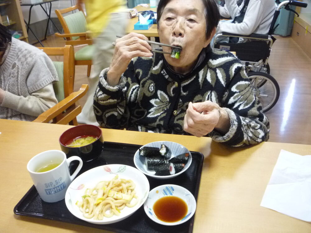 静岡市清水区老人ホーム_昼食作りレク～巻きずしと焼うどん作り～