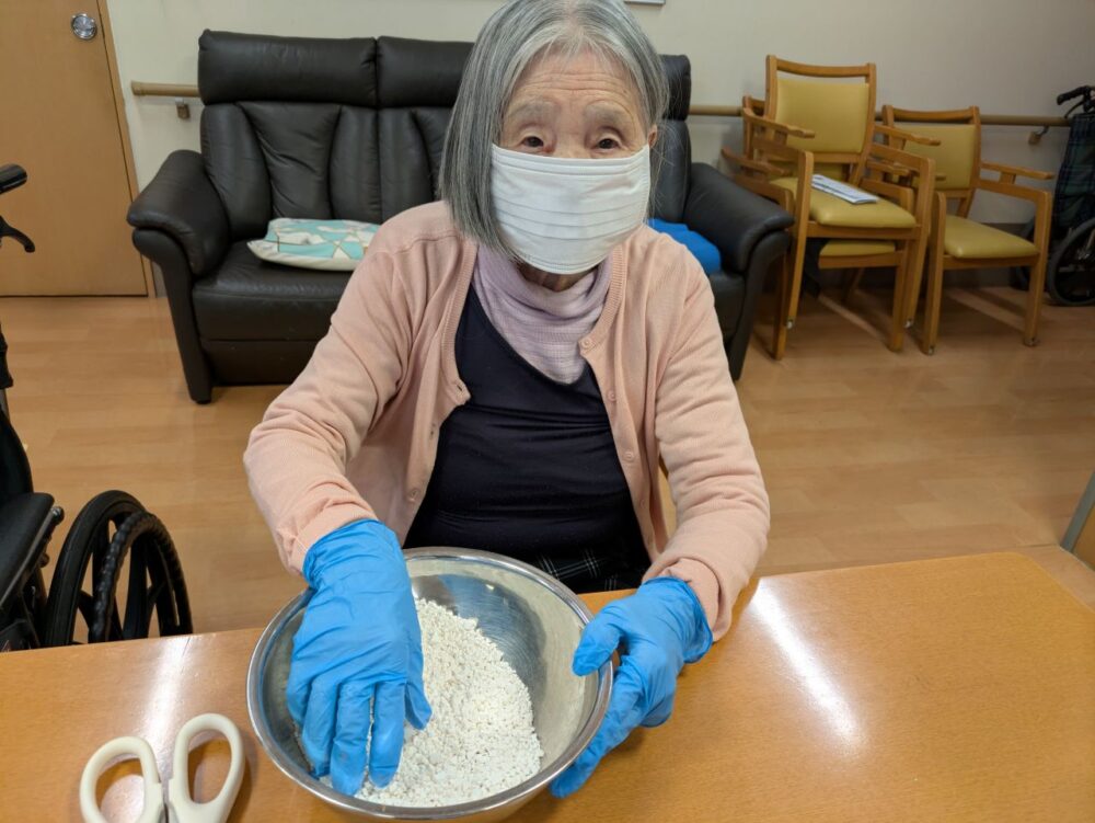 静岡市葵区老人ホーム_~鏡開き~ 白玉ぜんざい作り