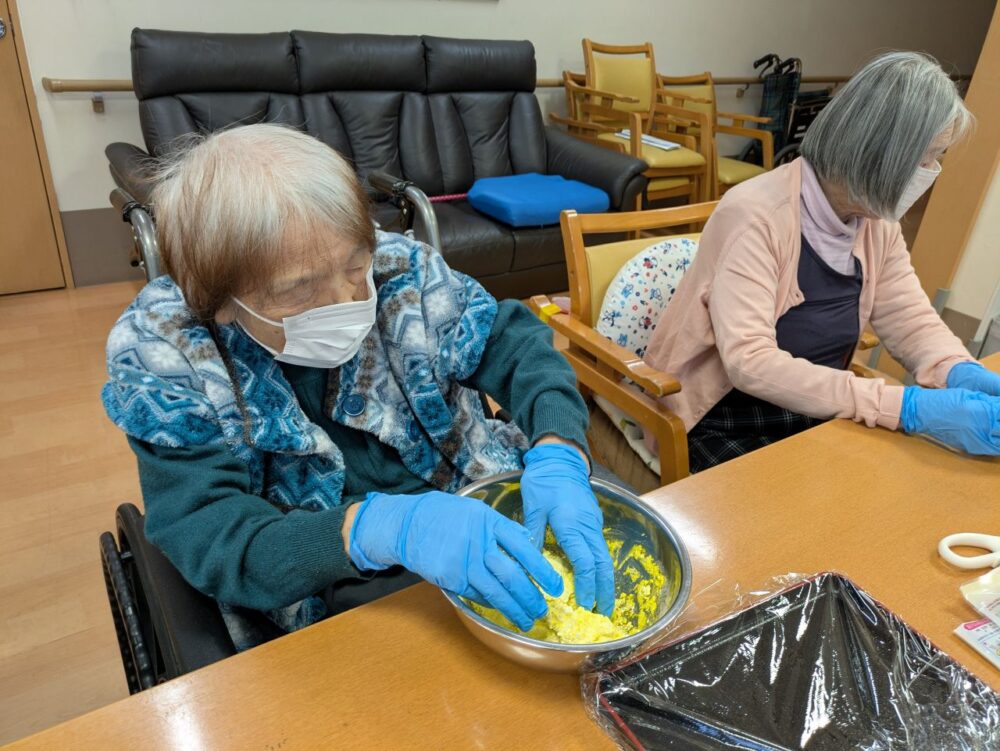 静岡市葵区老人ホーム_~鏡開き~ 白玉ぜんざい作り