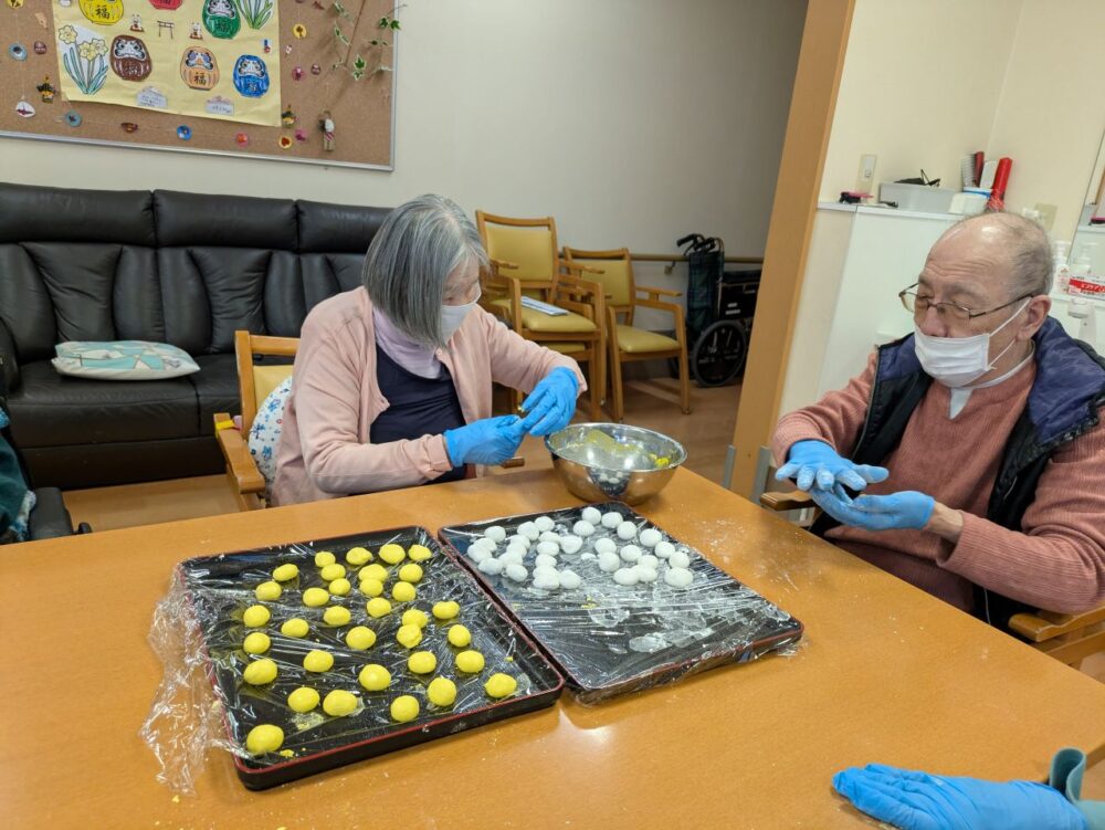 静岡市葵区老人ホーム_~鏡開き~ 白玉ぜんざい作り