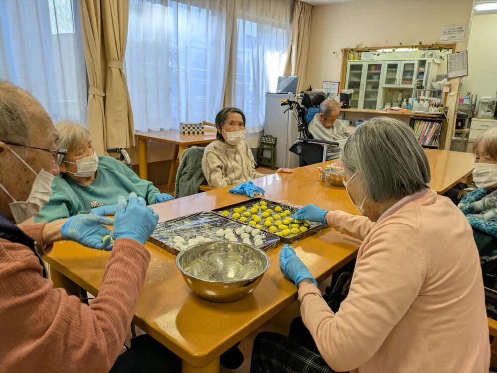 静岡市葵区老人ホーム_~鏡開き~ 白玉ぜんざい作り