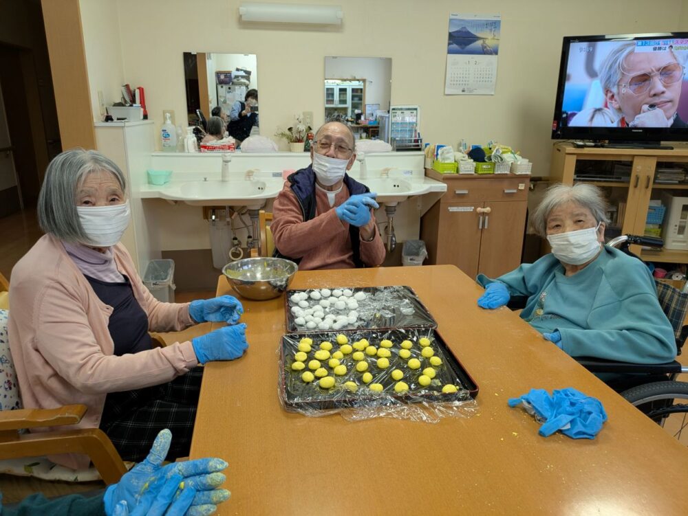 静岡市葵区老人ホーム_~鏡開き~ 白玉ぜんざい作り