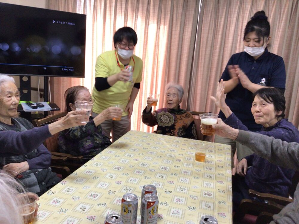 富士市老人ホーム_ビールで乾杯!新年会