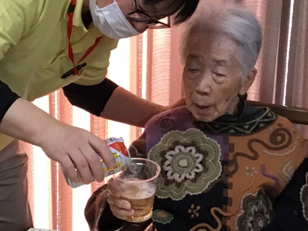 富士市老人ホーム_ビールで乾杯!新年会