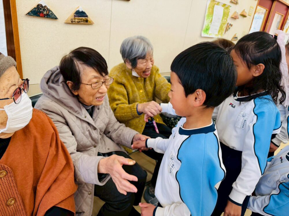 藤枝市老人ホーム_お誕生日会に招待