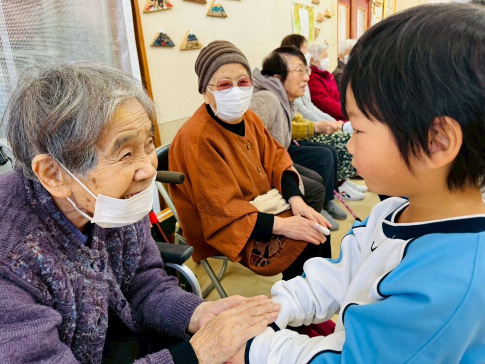 藤枝青葉町小規模多機能 幼稚園児との交流 お誕生日会に招待