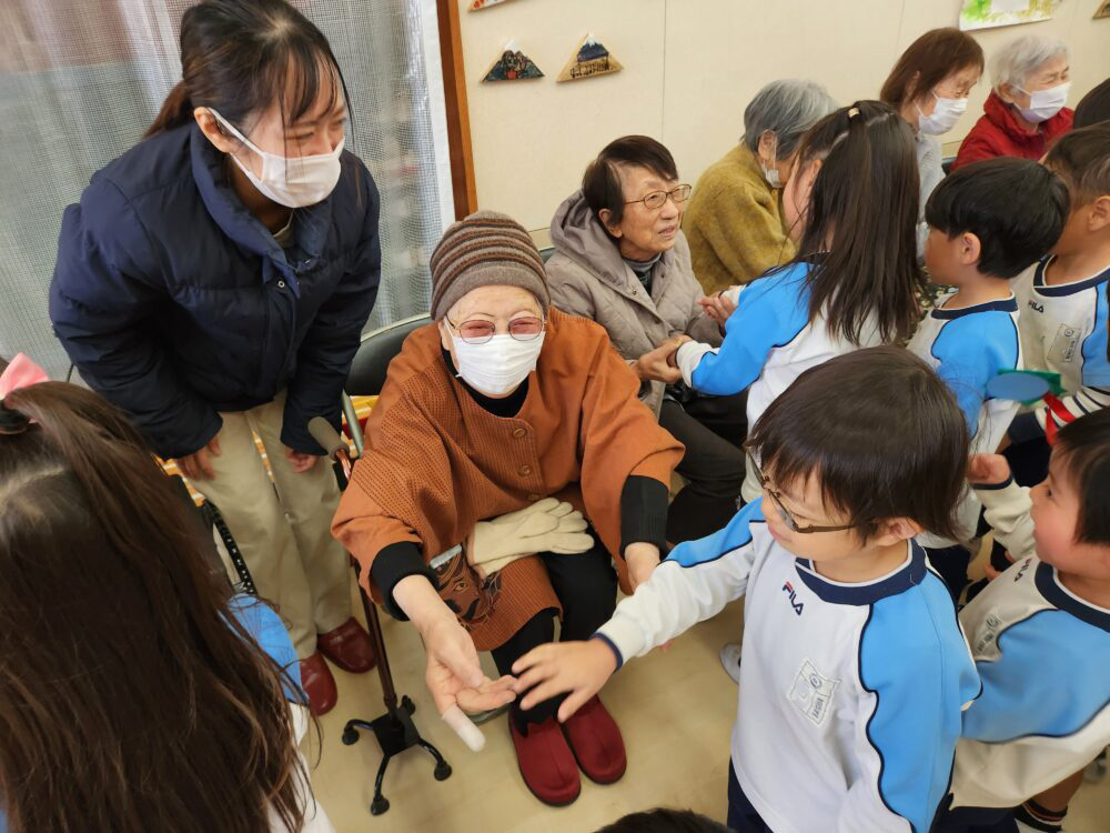 藤枝市老人ホーム_お誕生日会に招待